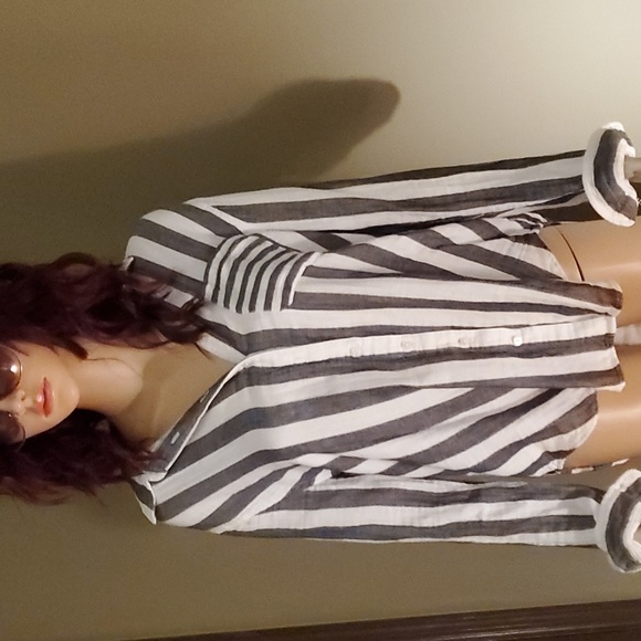 Time true, casual top along  with sexy cat eye sunglasses. No tags but like new - Picture 4 of 4